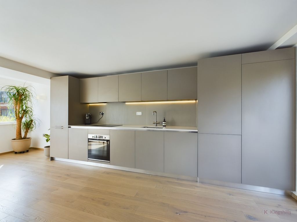 Property photo 3 of 16 Cam02136G0-Pr0175-Still003