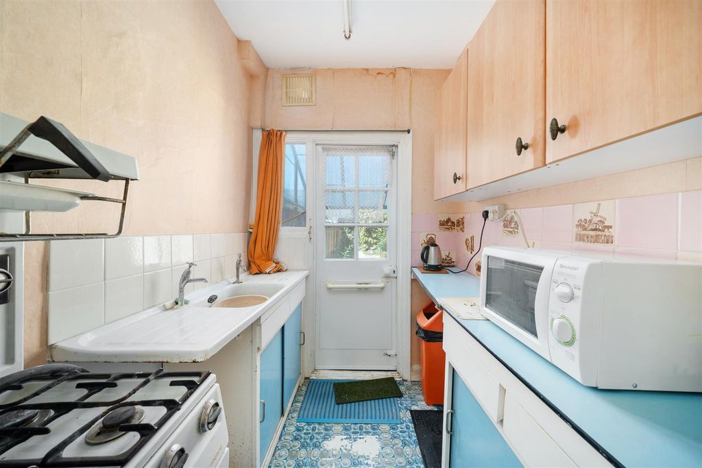 Property photo 3 of 12 Kitchen