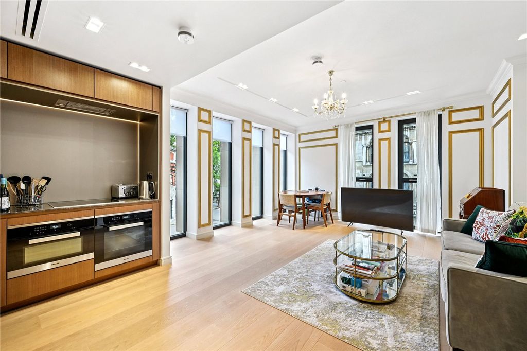 Property photo 2 of 12 Lincoln Square