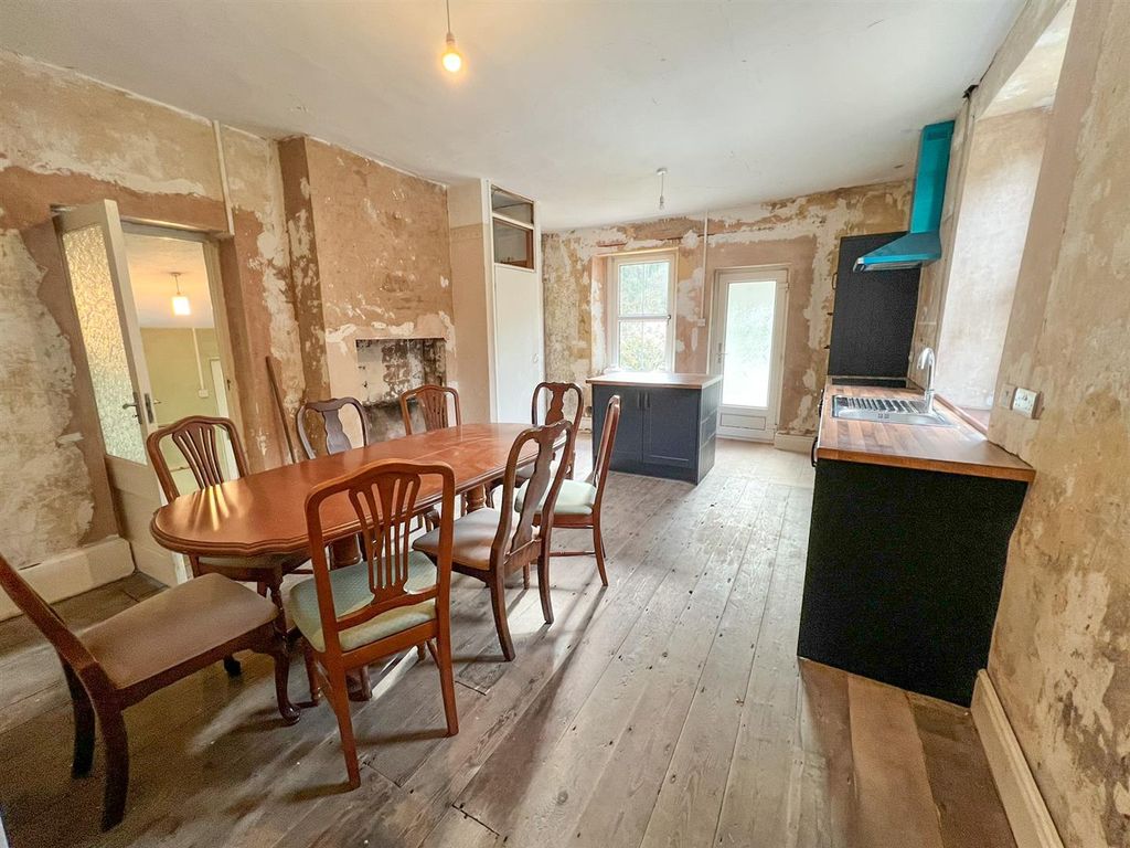 Property photo 3 of 27