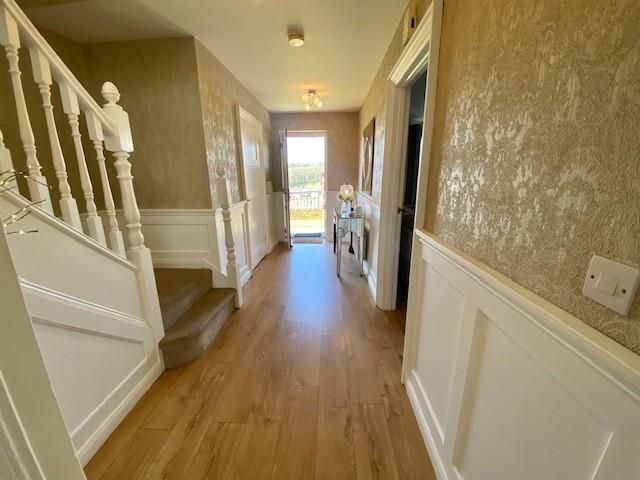Property photo 3 of 21 Hallway