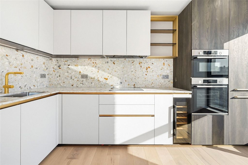 Property photo 2 of 18 Picture No. 14