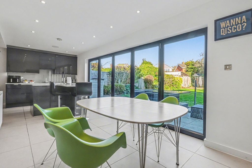 Property photo 2 of 27