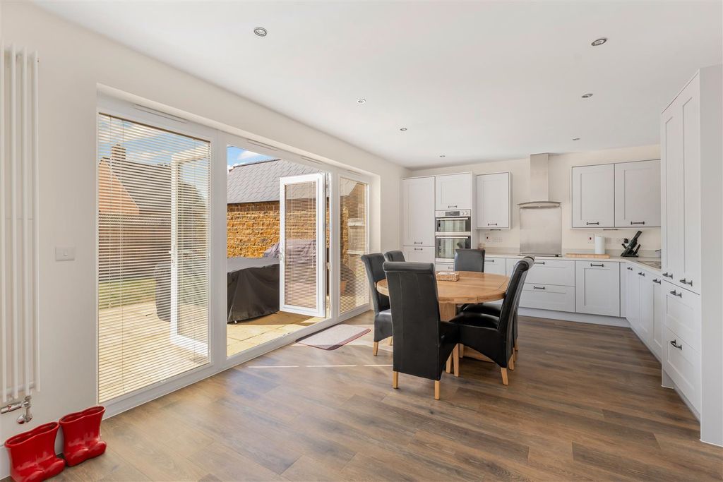 Property photo 3 of 17 8 Selby Close, Banbury-5.Jpg