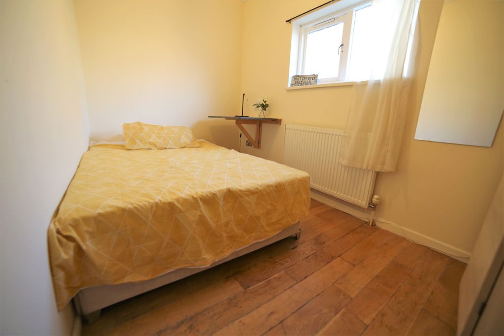 Property photo 1 of 14 Room 2- £680 Available From 21/04/2025