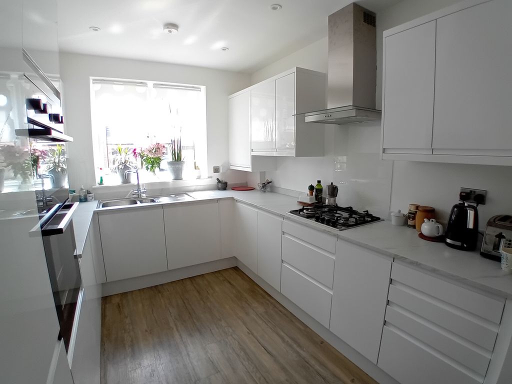 Property photo 2 of 10 Kitchen