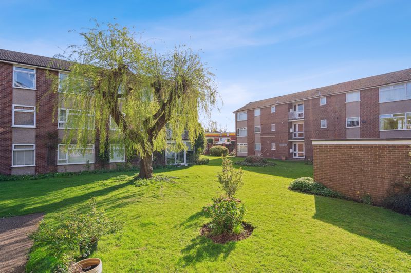 Property photo 1 of 8 Gardens
