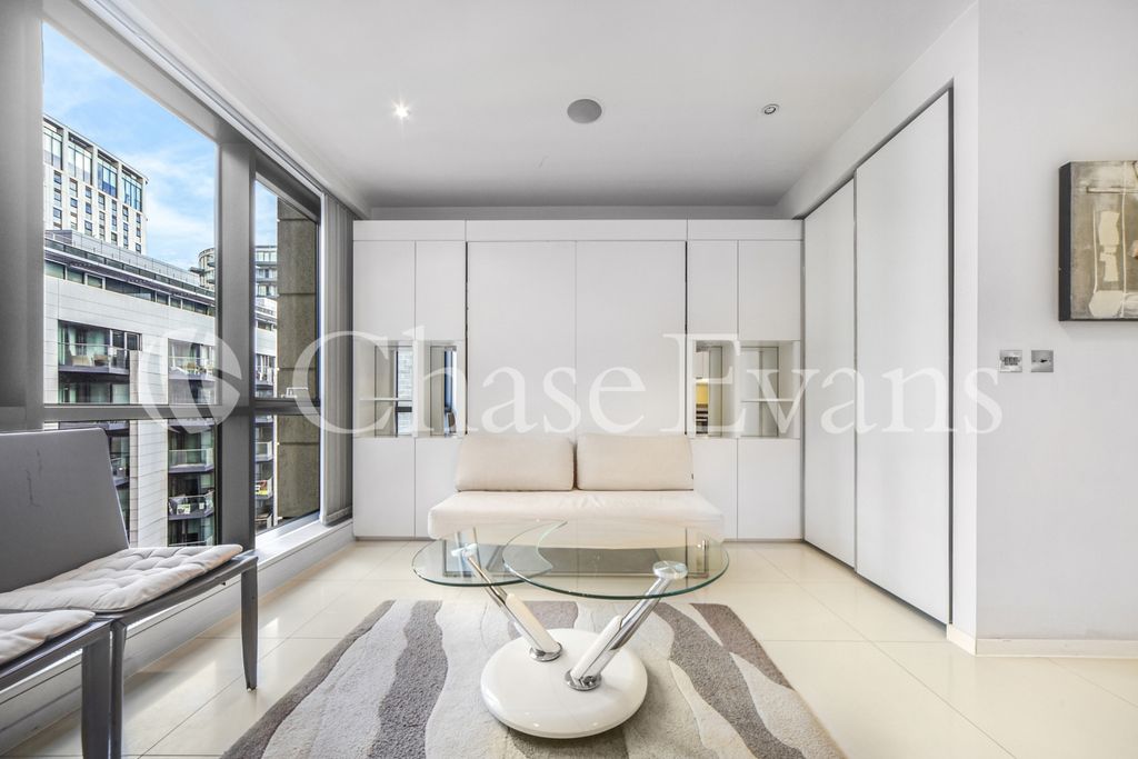 Property photo 2 of 10 Living/Sleeping