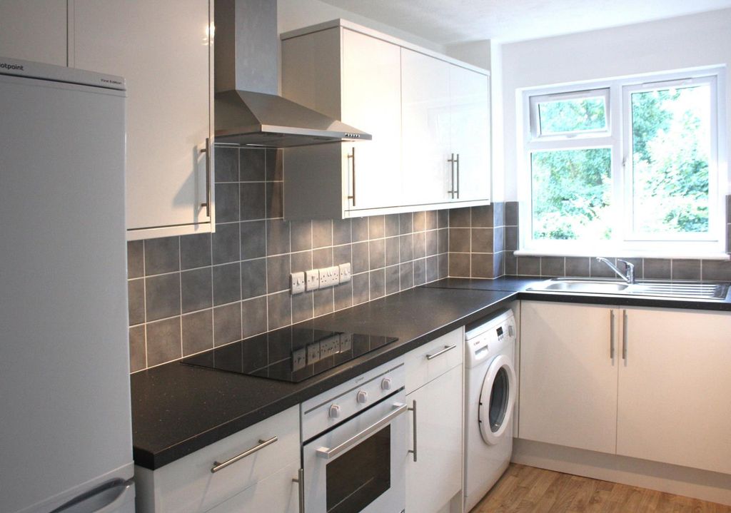 Property photo 2 of 9 Howden Fitted Kitche