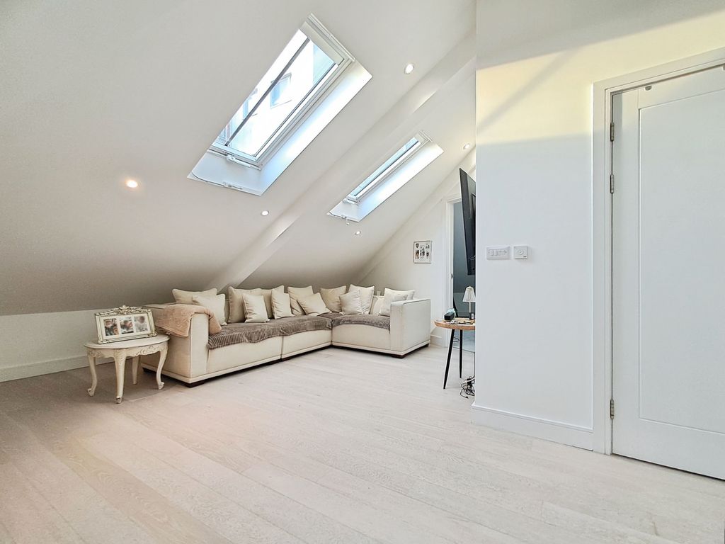 Property photo 2 of 11 Living Room