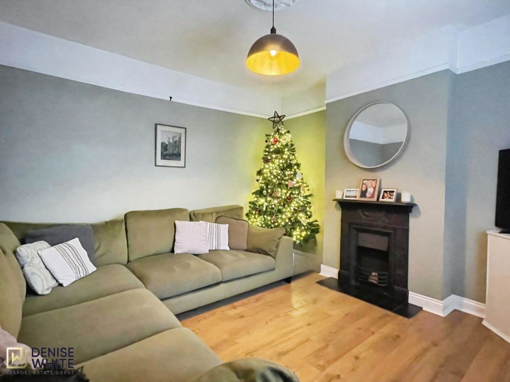 Property photo 3 of 19 Lounge