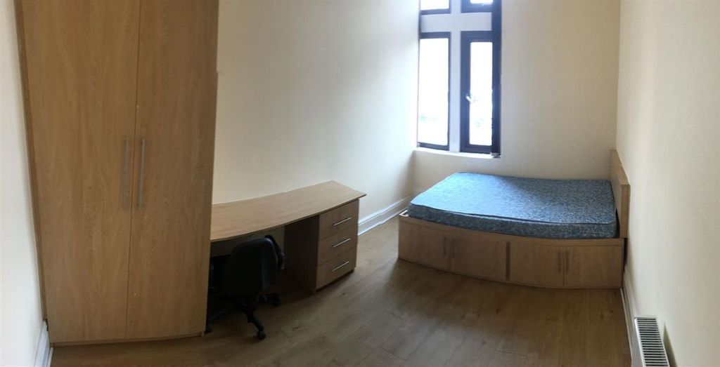 Property photo 3 of 13 A Cozy Bedroom Featuring A Single Bed And A Window...