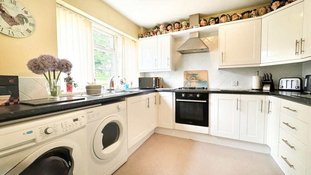Property photo 2 of 11 Kitchen