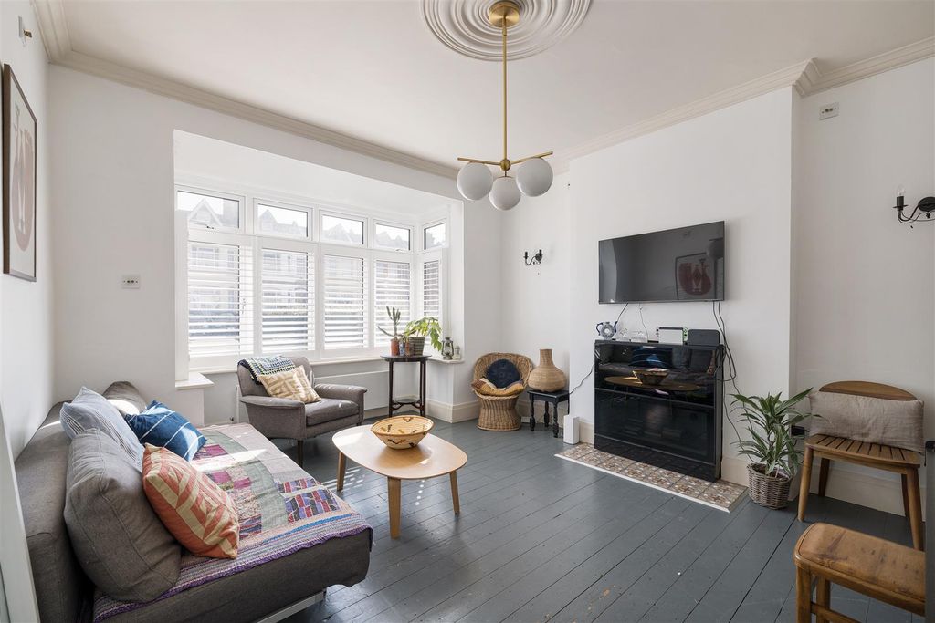 Property photo 2 of 47 Fillebrook Road, E11