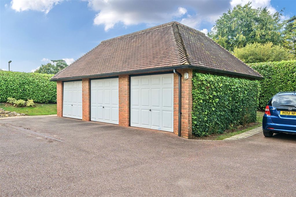 Property photo 3 of 17 Middle Single Garage