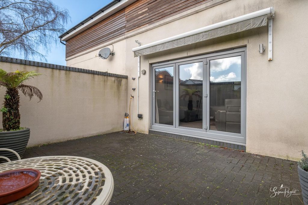 Property photo 3 of 21 Courtyard Garden