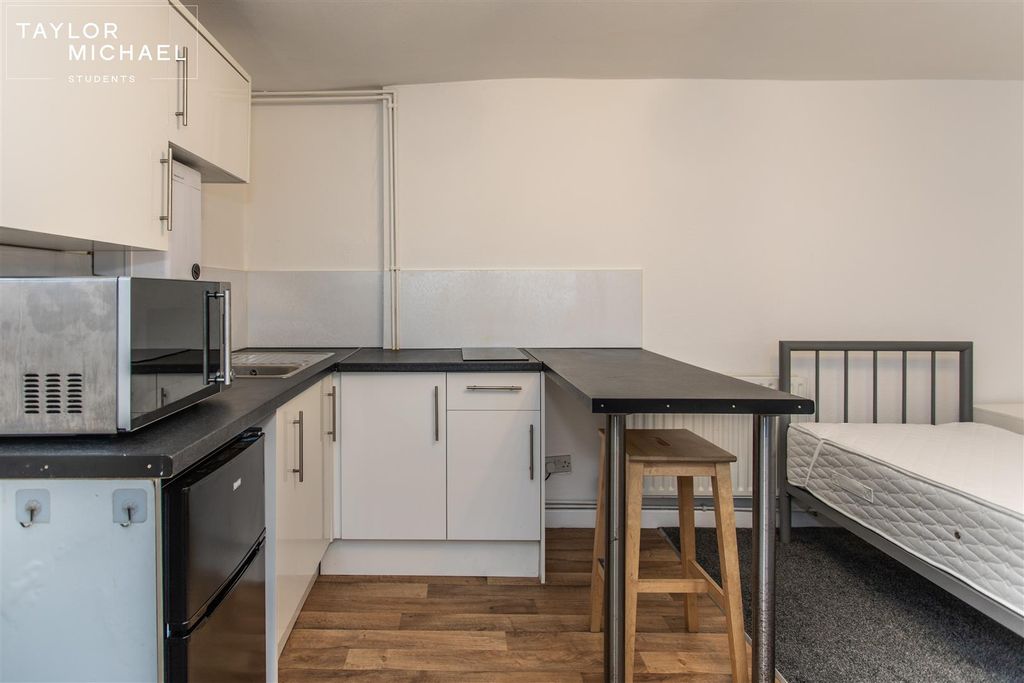 Property photo 2 of 15 Kitchen / Bedroom