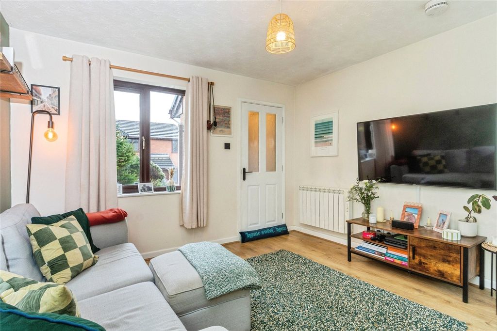 Property photo 2 of 16 Lounge