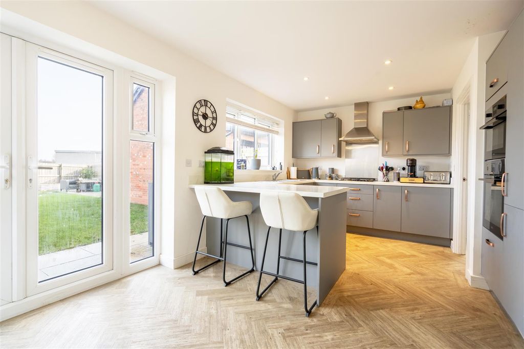 Property photo 3 of 11 Kitchen