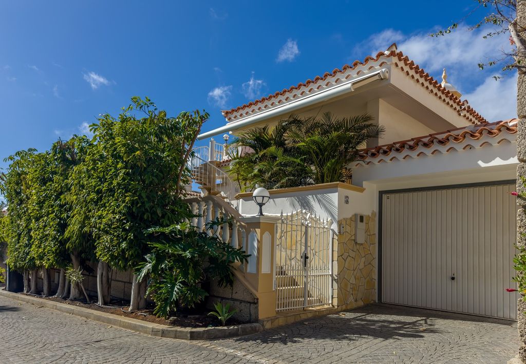 Property photo 2 of 80