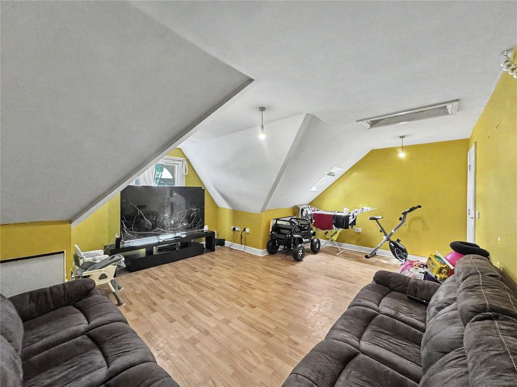 Property photo 2 of 9 Picture No. 11