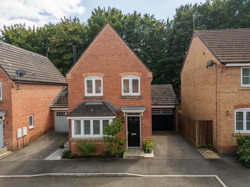 Property photo 1 of 28 Priory View-1