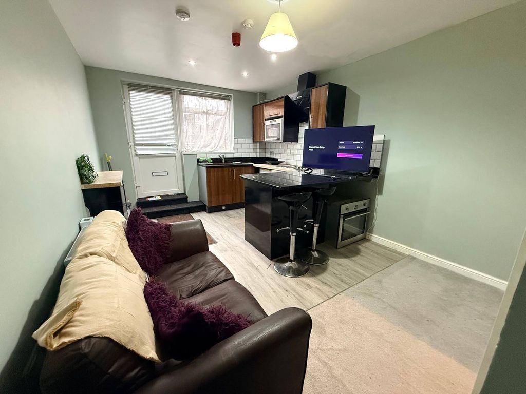 Property photo 3 of 9 Dinning Kitchen