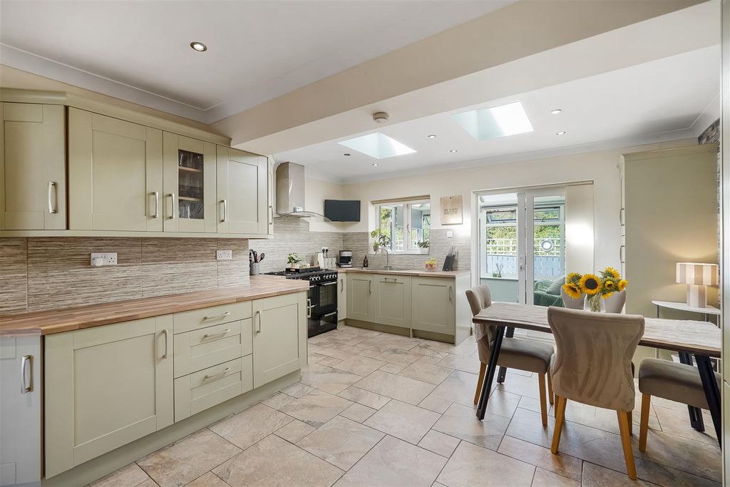Property photo 3 of 18 Kitchen