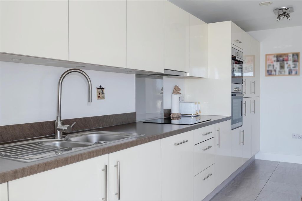 Property photo 2 of 16 Langdale Mansions_16.Jpg