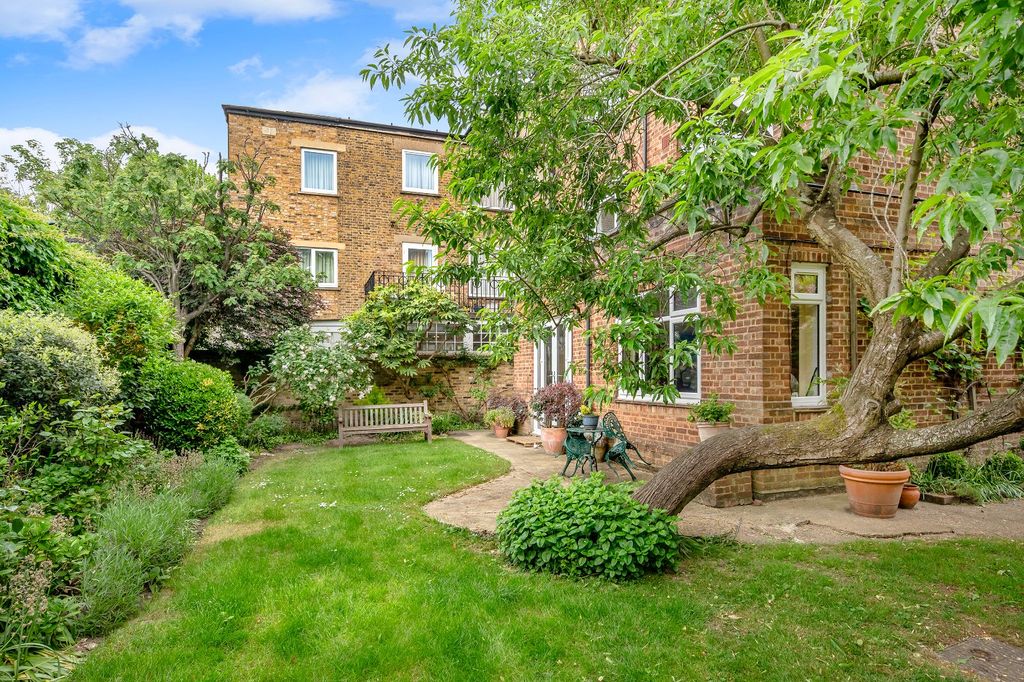 Property photo 2 of 6 Communal Garden