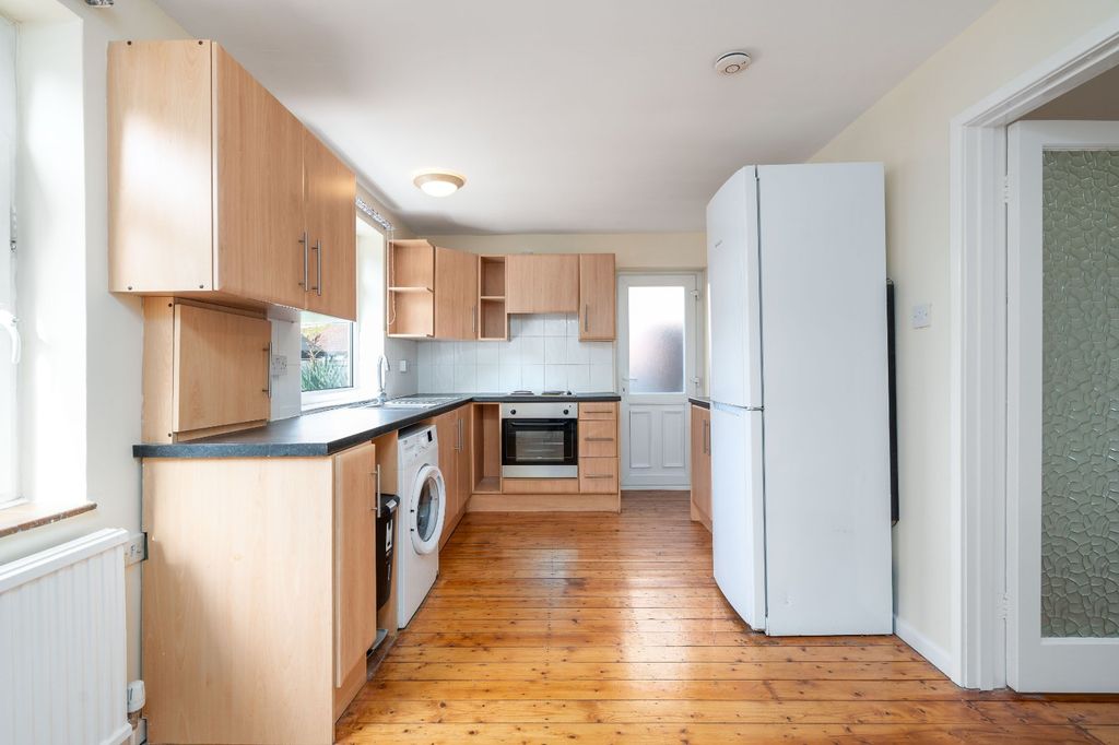 Property photo 3 of 19 Kitchen