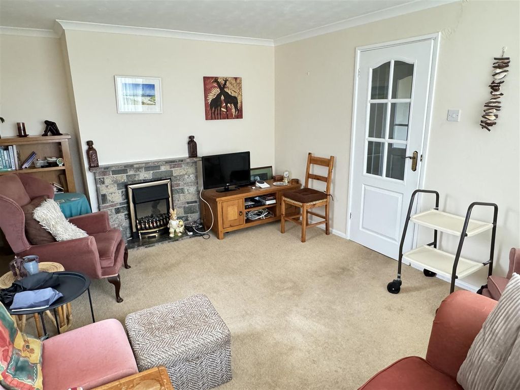 Property photo 3 of 18 Lounge