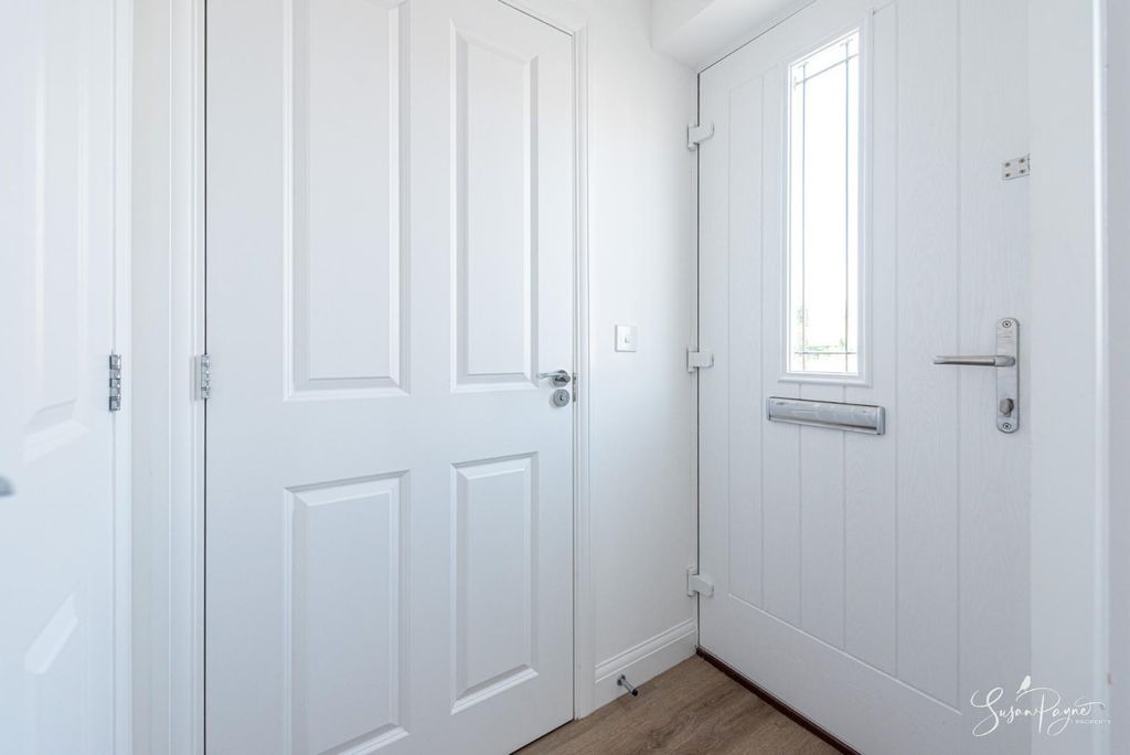 Property photo 3 of 20 Entrance Hall