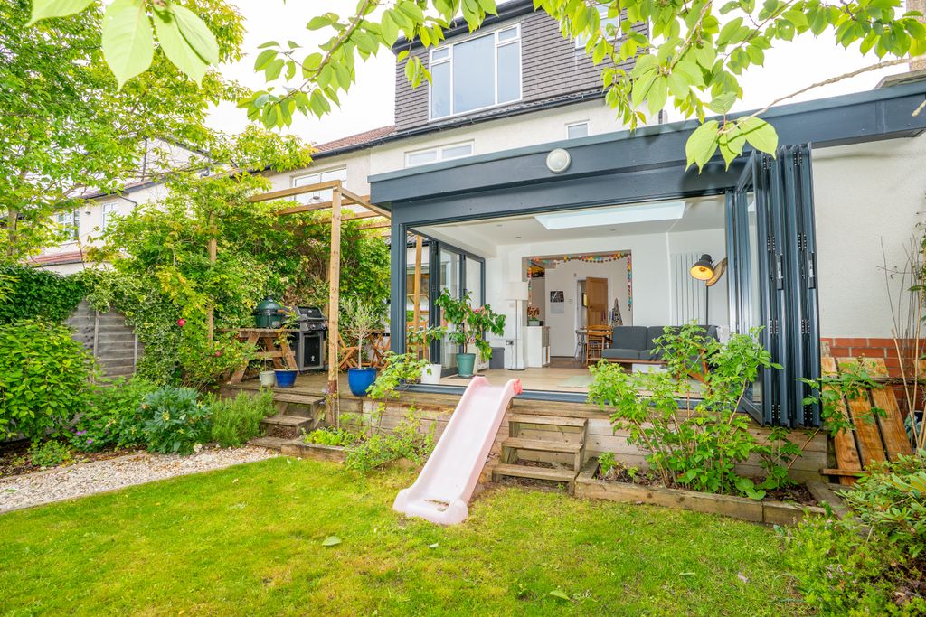 Property photo 2 of 35 9Saintmargaretsgrove44