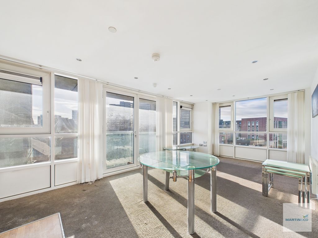 Property photo 3 of 14 Cam03394G0-Pr0375-Still008