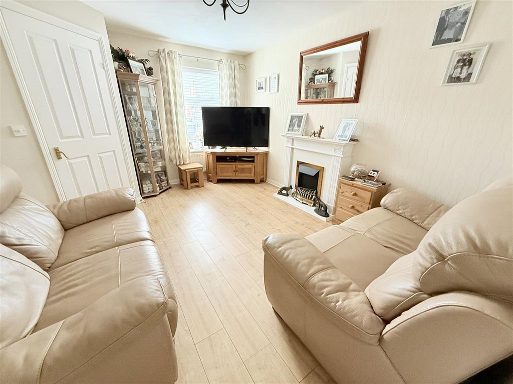 Property photo 3 of 11 Lounge
