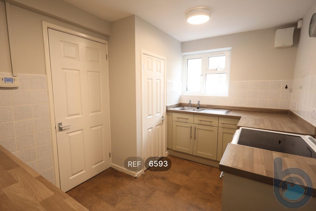 Property photo 3 of 19 Kitchen