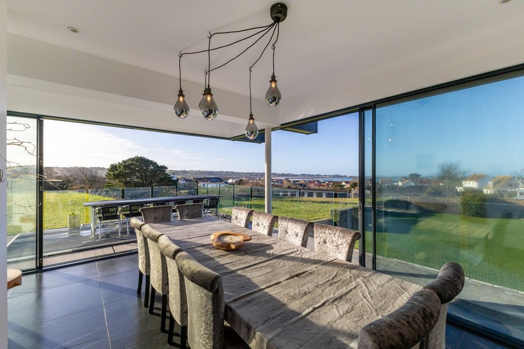 Property photo 2 of 31 Picture No. 11