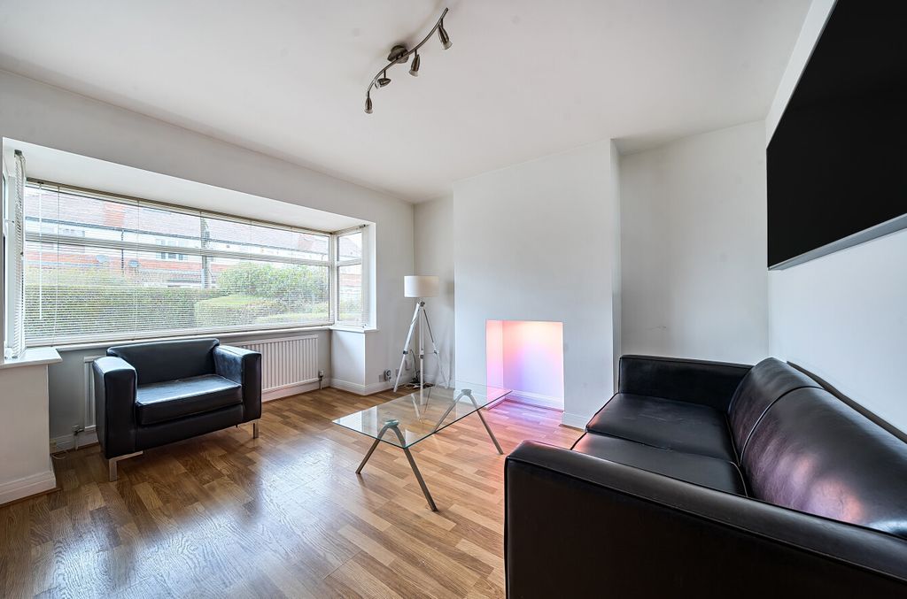 Property photo 3 of 17 Lounge