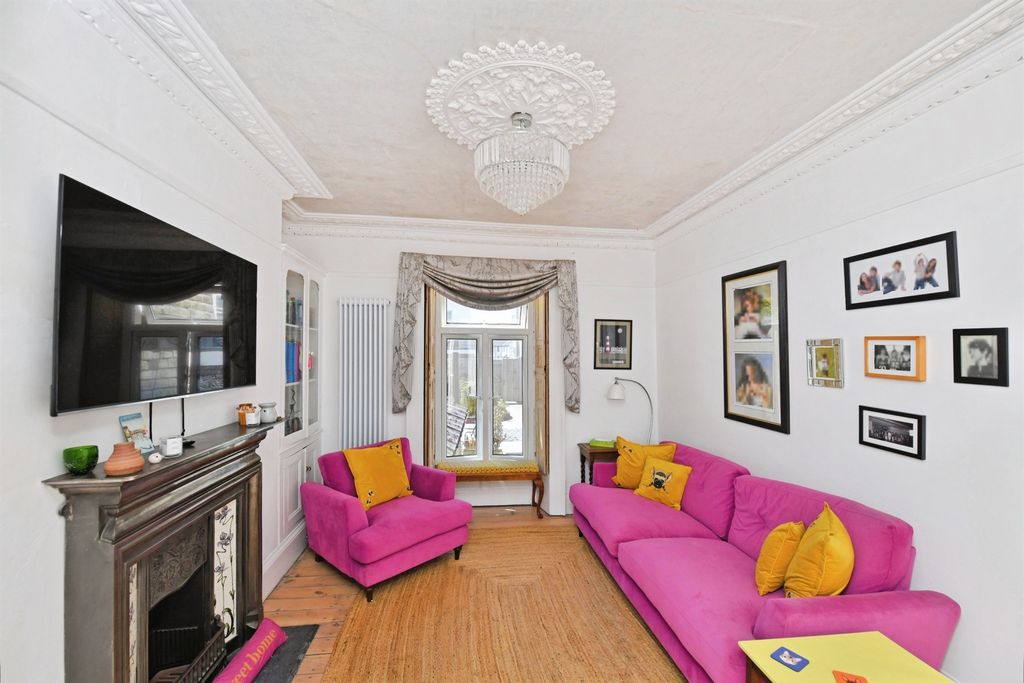 Property photo 2 of 32