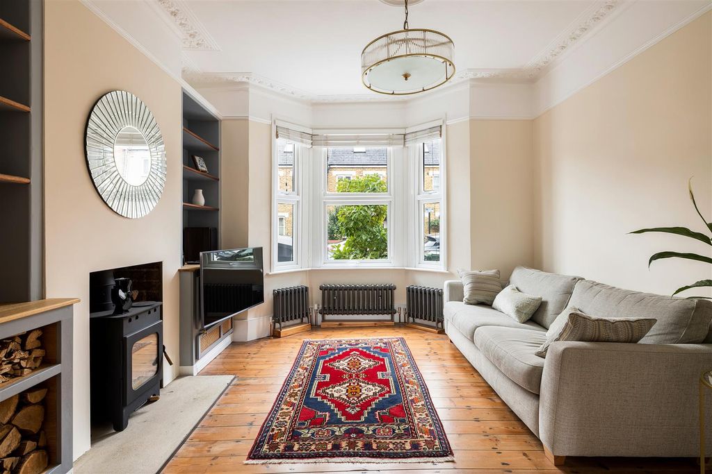 Property photo 2 of 36 Macdonald Road, E7