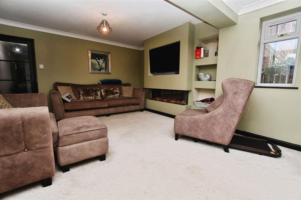 Property photo 2 of 23 Lounge/Snug Area