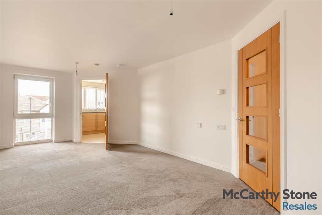 Property photo 2 of 20 8681842-Interior16.Jpg