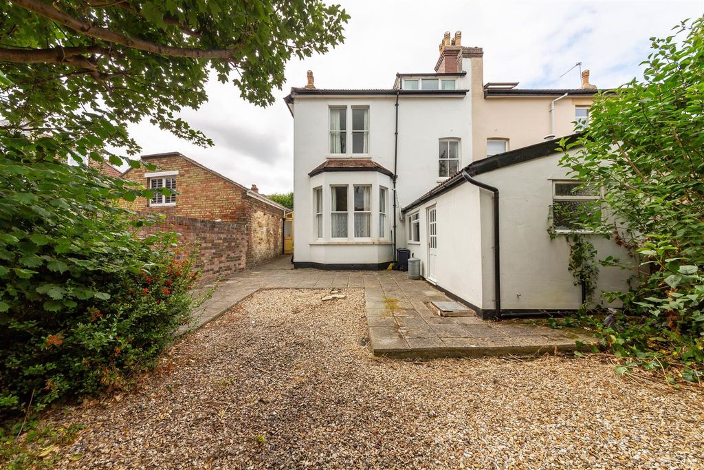 Property photo 3 of 28 Cavendish Road (18).Jpg