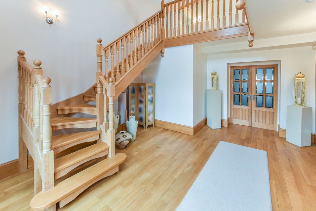 Property photo 3 of 28