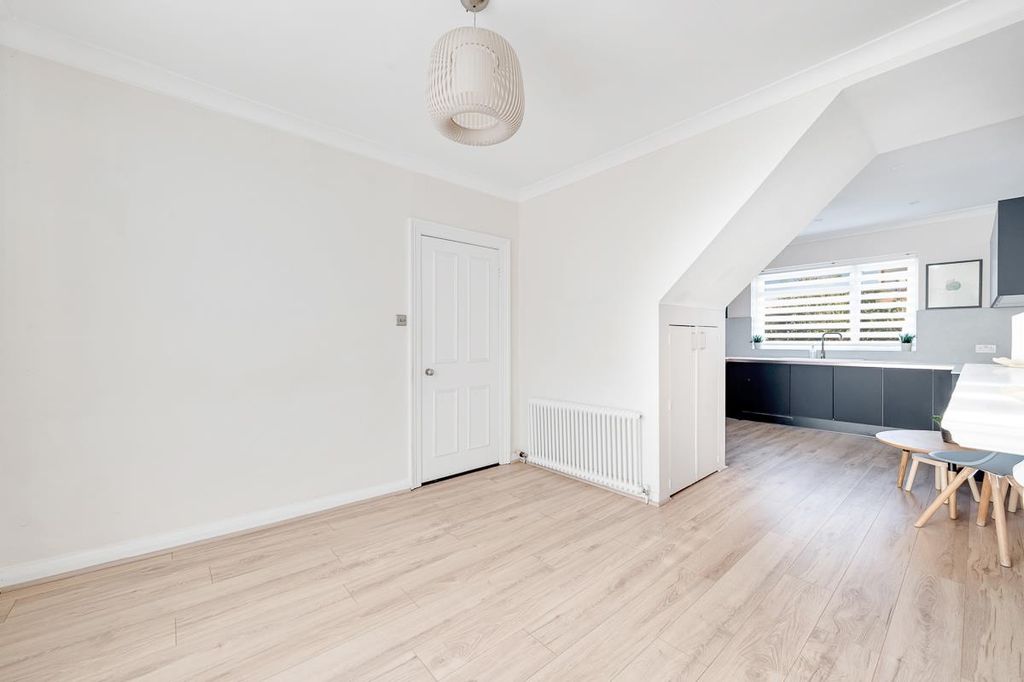 Property photo 3 of 9 Tff 1 Saville Road W4 5HQ-5.Jpg