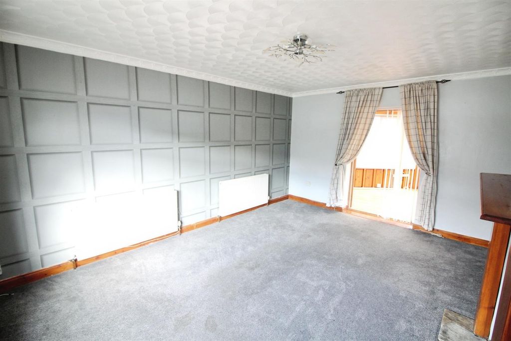 Property photo 3 of 15 Lounge