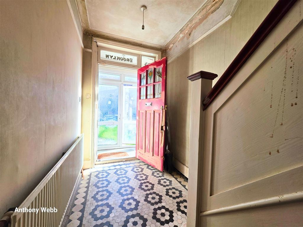 Property photo 3 of 8 Hallway