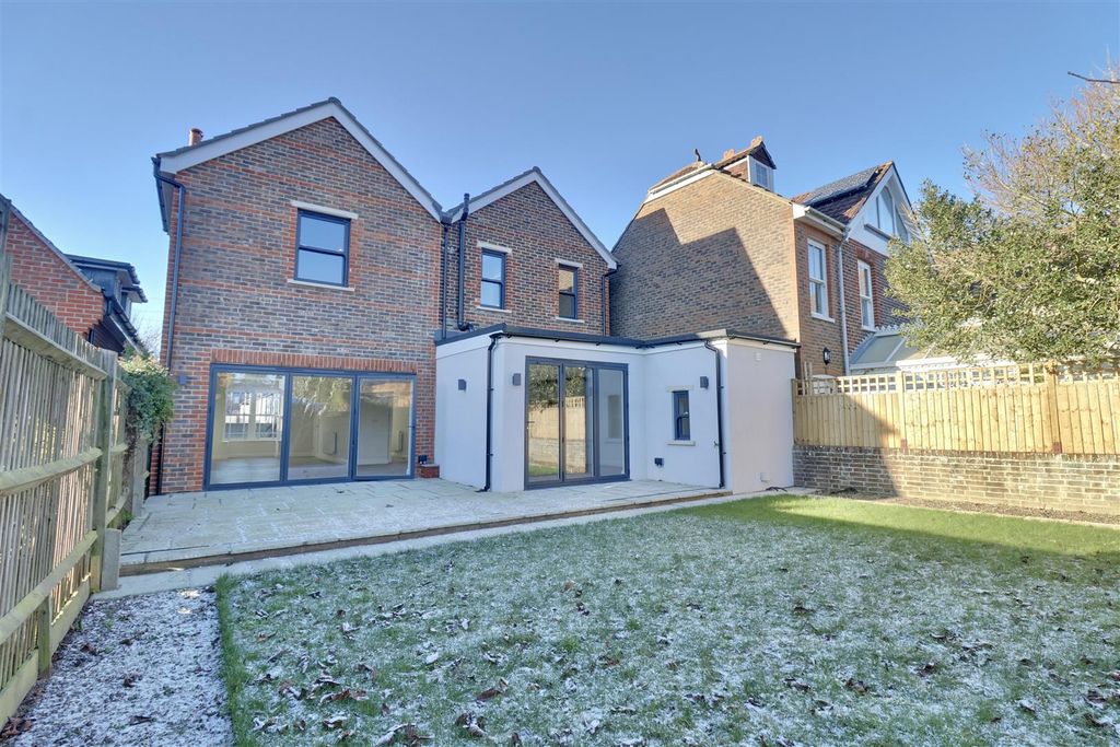 Property photo 2 of 35 F8F9B295-E4B2-4E13-8446-4Afaa386463B_1_201_A.Jpeg