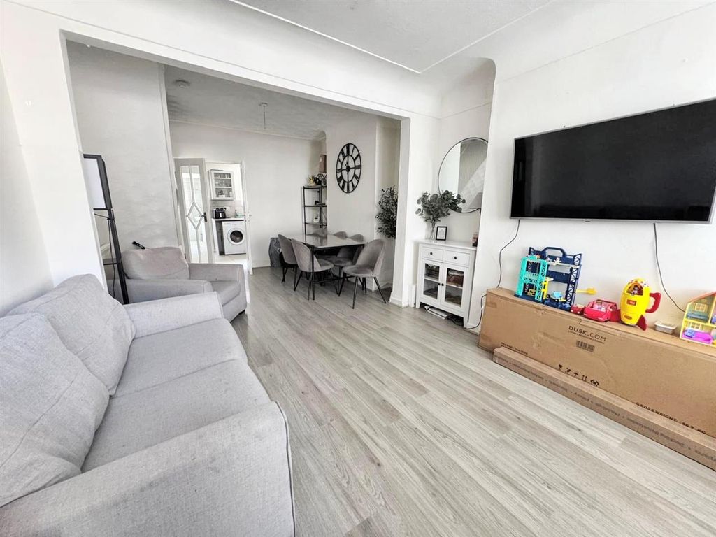 Property photo 2 of 7 Lounge